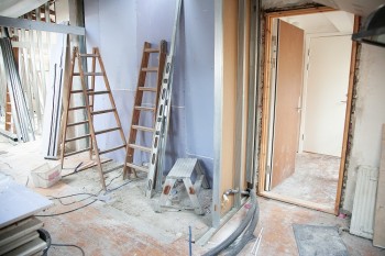 Opere di ristrutturazione in appartamento in edificio condominiale - obblighi vicinato